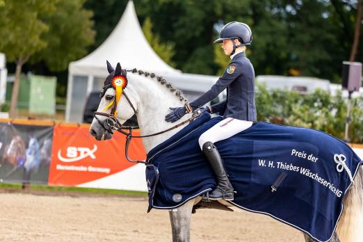 Foto: Dreamteam aus Bayern - Jolie Marie Kühner und Del Piero II - Siegerpaar der ersten DJM-Wertung Ponys in Verden - Fotograf: Juliane Fellner