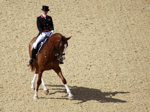 Foto: Laura Bechtolsheimer gewann mit ihrem Team die erste britische Dressur-Goldmedaille. - Fotograf: Jim Hollander - dpa