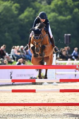 Foto: Sauste an die Spitze beim CSI4* - Johanna Beckmann und Cheenok gewannen das 30.000-Euro-Springen auf dem Hof Waterkant - Fotograf: 1clickphoto/ Bonnaud)