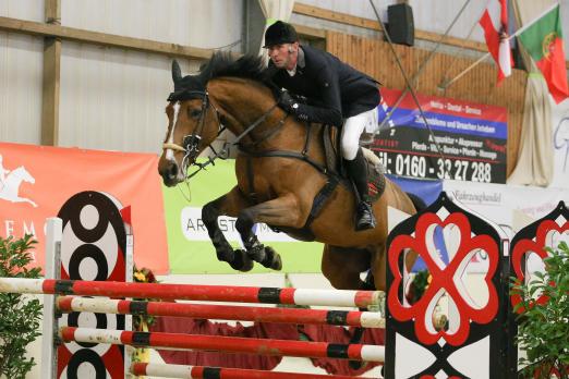 Foto: Sieger im Großen Preis - Gilbert Böckmann mit Beezie - Fotograf: Lars Lewandowski