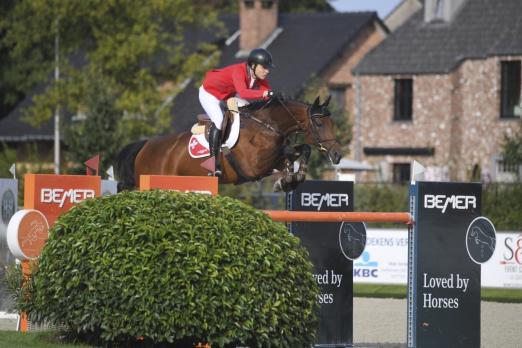 Foto: Gilles Müller und Giavanna CB springen zum Sieg in der 8. Wertungsprüfung der BEMER Young Riders Tour - Fotograf: Katja Stuppia