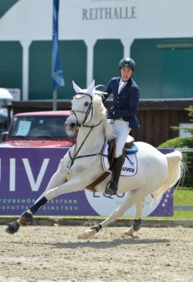 Foto: Oliver Berger (GER) gewinnt im EY Cup Auftaktspringen - Fotograf: fotoagentur-dill.de