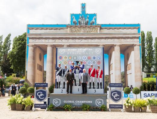 Foto: Die Teamwertung der Global Jumping League gewann in Berlin "Valkenswaard United" mit Bertram Allen (IRL) und Alberto Zorzi (ITA) vor Eric Lamaze (CAN) und Jos Verlooy (BEL), den Hamburg Diamonds, Dritte wurden die London Knights mit Kent Farrington (USA) und Ben Maher (GBR). Volker Wulff (Veranstalter Berlin Equestrian Events GmbH) und Breido Graf zu Rantzau ( Präsident der Deutschen Reiterlichen Vereinigung (FN))gratulieren den Teams - Fotograf: Thomas Hellmann