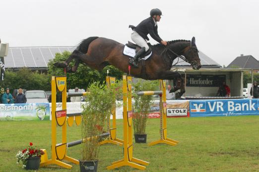 Foto: War überall ein wenig schneller mit Dapardie - Steffen Engfer gewann den Großen Preis des Kaufhaus Stolz - Fotograf: Helen Hippique