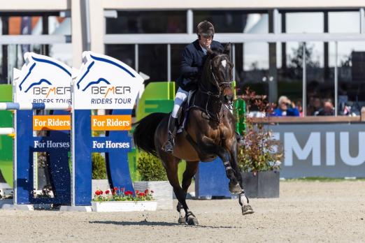 Foto: Auf dem Weg zum schnellen Sieg - Robert Whitaker und Evert in der Qualifikation zur BEMER Riders Tour - Fotograf: Stefan Lafrentz