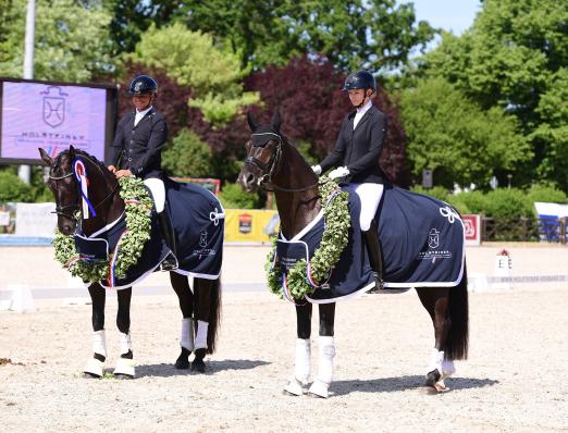 Foto: Black Jack JG mit Kaddur Kelkha (li.) und Sir Mystic EA mit Laura Wilms sind die neuen Landeschampions der fünf- und sechsjährigen Dressurpferde - Fotograf: Janne Bugtrup