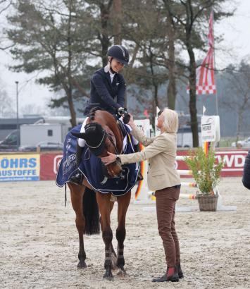 Foto: Die erste Siegerin des Tages beim CSI Westergellersen, Stephanie Böhe mit Komtessa de la Loge wird von Richterin Kassandra Mohr beglückwünscht - Fotograf: Ch. Jahnke