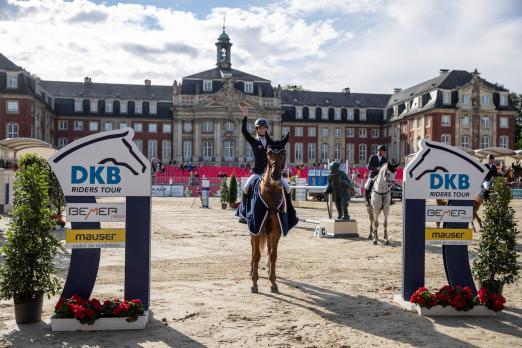 Foto: WM-Kandidatin Simone Blum gewann mit DSP Alice die schwere Qualifikation zur Wertungsprüfung der DKB-Riders Tour in Münster. Das Turnier der Sieger ist die vierte Etappe der laufenden Serie - Fotograf: Stefan Lafrentz