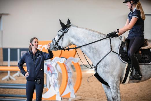 Foto: Weltmeisterin Simone Blum erklärte, gab Tipps, fühlte mit und trainierte zwölf junge Talente aus Bayern beim BEMER Trainings- und Gesundheitstag - Fotograf: Virginia Wolf