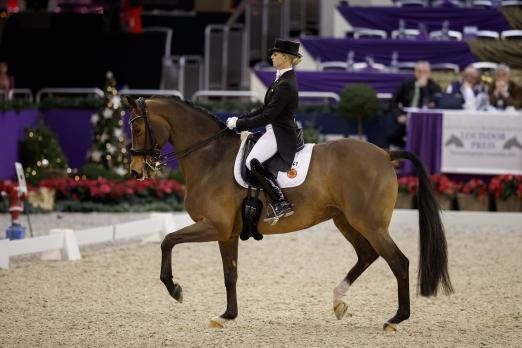 Foto: Doppelerfolg für Jessica von Bredow-Werndl in Frankfurt - zunächst im Grand Prix mit Zaire und dann auch im Louisdor-Preis - Fotograf: Stefan Lafrentz