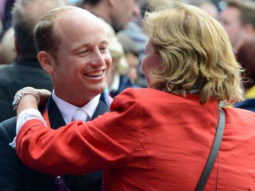 Foto: Doppelolympiasieger Michael Jung wird von Mutter Birgit auf dem Abreiteplatz geherzt. - Fotograf: Jochen Luebke - dpa