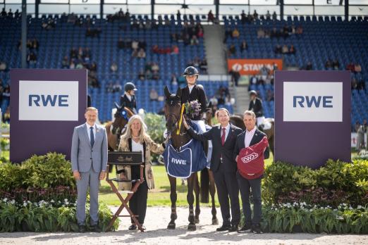 Foto: Die Sieger im RWE-Preis: Britt Roth und Jeffrey, gemeinsam mit Dr. Thomas Förl (Aufsichtsratsmitglied des Aachen-Laurensberger Rennvereins), Tanja Traupe (Vorstandsvorsitzende der Stiftung Deutscher Pferdesport), Dr. Frank Weigand (Vorstandsvorsitzender RWE Power AG) und Holger Hetzel (Förderer des U25 Springpokals) (v.l.n.r.) - Fotograf: ALRV/Leonie Minten