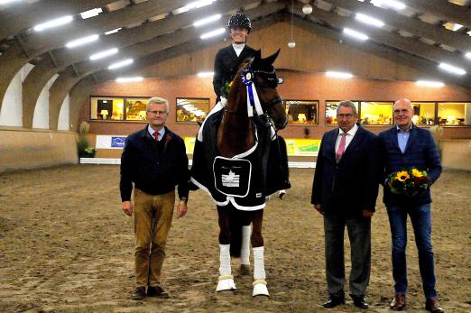 Foto: Juliane Brunkhorst und Fürst Enno sind die Gesamtsieger der NORDIC GP Dressage Trophy. Gratulanten waren v.li. Initiator Jürgen Böckmann, Richter Harry Lorenz und Jochen Becker (Hof Etzer Heide) - Fotograf: ALL