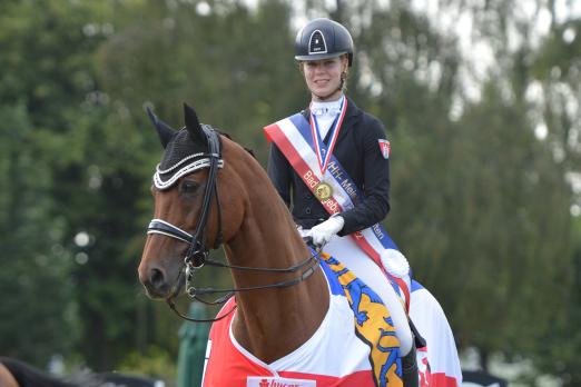 Foto: Caroline Locklair und ihr Holsteiner Consus wurden im vergangenen Jahr U25-Landesmeister in der Dressur und gehen am kommenden Wochenende in der Großen Tour der Senioren auf drei S***-Niveau an den Start - Fotograf: RathmannVerlag/Malina Blunck