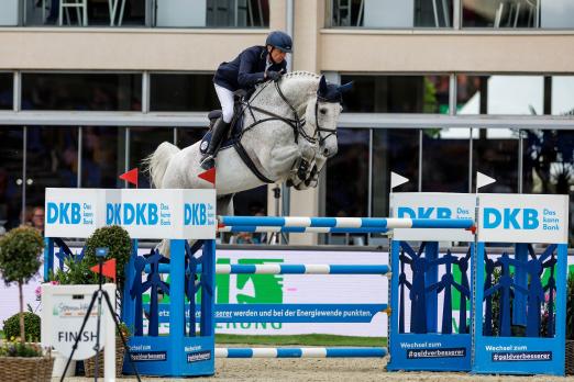 Foto: Carsten-Otto Nagel gewinnt mit GK Curacao den Großen Preis der Deutschen Kreditbank AG bei Horses & DReams meets Portugal - Fotograf: sportfotos-lafrentz