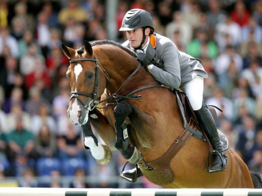 Foto: Philipp Weishaupt überspringt auf seinem Pferd Catoki ein Hindernis. - Fotograf: Rolf Vennenbernd - dpa