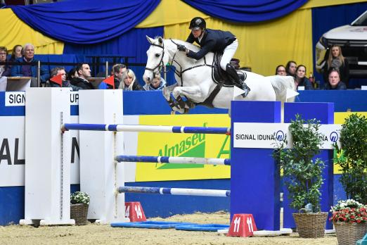 Foto: Championatssieger in Dortmund - Thomas Gilles und sein flinker Schimmel - Fotograf: Karl-Heinz Frieler