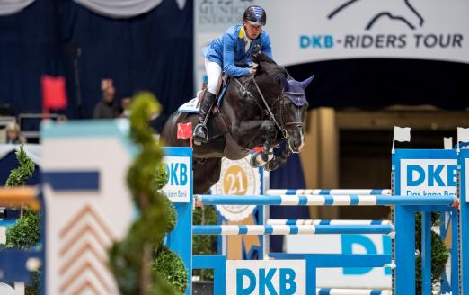 Foto: Christian Ahlmann und Nachwuchshoffnung Dominator Z in München. Der Profi ist Favorit der DKB-Riders Tour am Sonntag in der Olympiahalle - Fotograf: Stefan Lafrentz