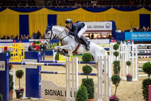 Foto: Championatssieger in Dortmund: Jens Baackmann aus Münster mit seiner Stute Carmen - Fotograf: Stefan Lafrentz