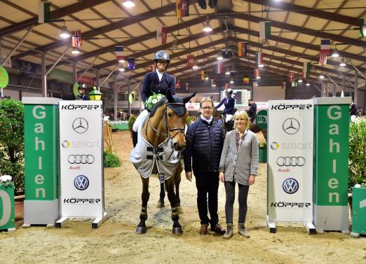 Foto: Charlotte Bettendorf gewann zum zweiten Mal den Großen Preis in Gahlen, diesmal mit Raia d`Helby. Erste Gratulanten waren der Geschäftsführer der Automobilgruppe Köpper, Guido Hörsken und Kati Salamon - Fotograf: Fotodesign Feldhaus