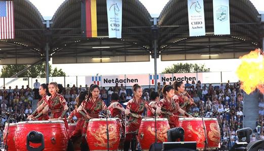 Foto: Es zeigt einige Künstlerinnen von "Manao - Drums of China" bei der Eröffnungsfeier des CHIO Aachen 2018 - Fotograf: CHIO Aachen/ Andreas Steindl 