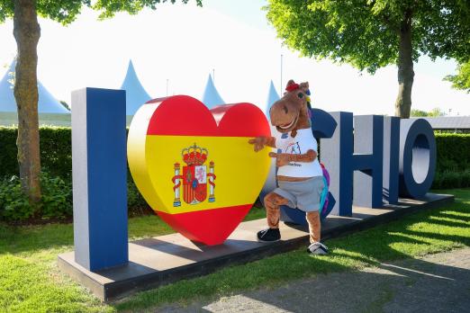 Foto: CHIO Aachen-Maskottchen Karli freut sich schon auf das Partnerland Spanien beim Weltfest des Pferdesports 2025 - Fotograf: CHIO Aachen/Andreas Steindl
