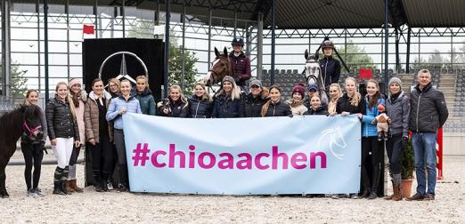 Foto: Teilnehmerinnen des 2. CHIO Aachen-Bloggertreffens zusammen mit Springreit-Bundestrainer Otto Becker - Fotograf: CHIO Aachen/ Franziska Sack