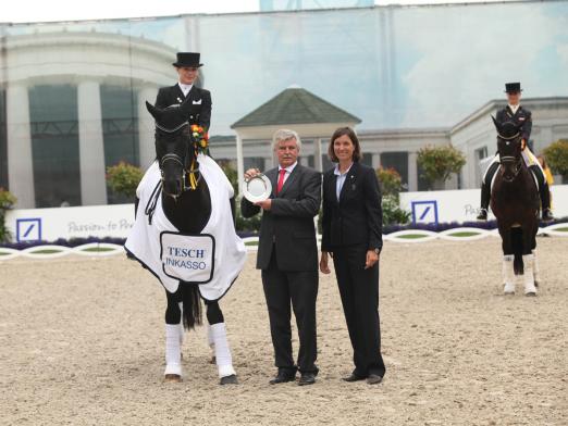 Foto: Siegerin im Preis der TESCHINKASSO Kristina Sprehe. Es gratulieren TESCHINKASSO-Geschäftsführer Siegward Tesch und ALRV-Präsidiumsmitglied Stefanie Peters - Fotograf: chioaachen.de