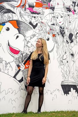 Foto: CHIO Aachen-Mitarbeiterin Anne vor dem von Lisa Santrau gestalteten Selfie-Spot - Fotograf: CHIO Aachen/ Jil Haak 