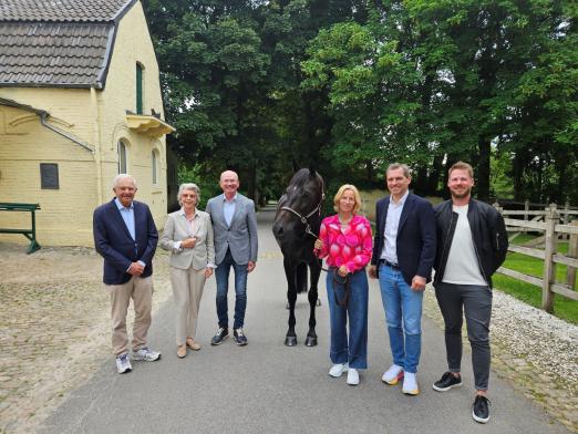Foto: Die Jury für „Das Silberne Pferd“. Von links nach rechts: Vorjahressieger Christoph Hess (Olympia Richter & Trainer), Dr. Ute Gräfin Rothkirch (DRFV-Vorstandsmitglied), Hubertus Schmidt (Präsident DRFV) Nadine Capellmann (Dressurreiterin), Michael Mronz (Geschäftsführer Aachener Reitturnier GmbH), Tobias Königs (Pressesprecher/CHIO Aachen - Fotograf: CHIO Aachen/Dorit Nehles
