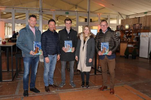 Foto: Franke Sloothaak (Sportlicher Leiter), Axel Milkau (Turnierveranstalter) Richard Vogel, Finja Bormann und Heinrich-Hermann Engemann (Disziplintrainer Springen) zum Auftakt des Braunschweig CLASSICO - Fotograf: Andreas Pantel 
