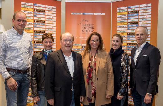 Foto: Freuen sich auf die Baltic Horse Show: v. l. Dressurreiter Wolfgang Schade, Bundestrainerin Monica Theodorescu, Veranstalter Peter Rathmann, Sponsorin Frauke Berner, Springreiterin Janne Friederike Meyer und Veranstalter Stephan Johannsen - Fotograf: Lafrentz