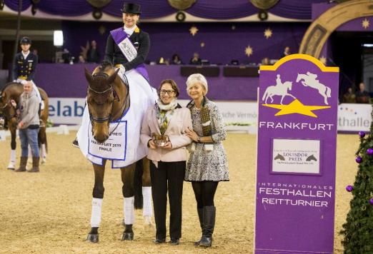 Foto: Die Frankfurter Festhalle ist im Dezember Schauplatz für allerfeinsten Dressur- und Springsport. (Foto: Isabell Werth und Emilio gewannen 2015 das Finale des Louisdor-Preises in Frankfurt. Gratulantinnen waren Dr. Evi Eisenhardt (Liselott-Schindling-Stiftung) und Veranstalterin Ann Kathrin Linsenhoff - Fotograf: Stefan Lafrentz