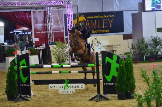 Foto: Das Reitsportzentrum Damme bittet zum zweiten nationalen Turnierwochenende, das Profis - hier Sören Pedersen - genauso gern nutzen wie Nachwuchsreiter - Fotograf: Fotodesign Feldhaus