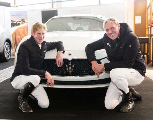 Foto: Vorfreude auf viele PS - die DKB-Riders Tour-Favoriten Marcus Ehning (li.) und Andre Thieme vor dem Maserati Ghibli - Fotograf: Thomas Hellmann