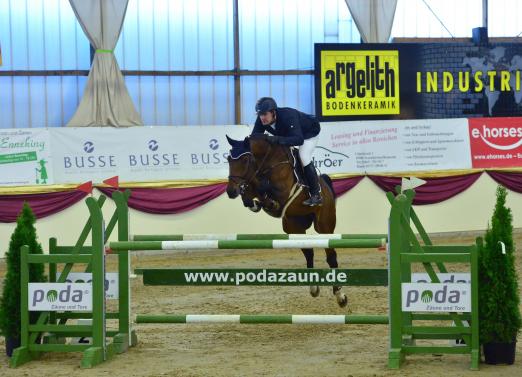 Foto: Gewann im September in Damme den Großen Preis und kehrt zum CSI2* ins Reitsportzentrum zurück - Benjamin Wulschner aus Wendorf - Fotograf: Fotodesign Feldhaus