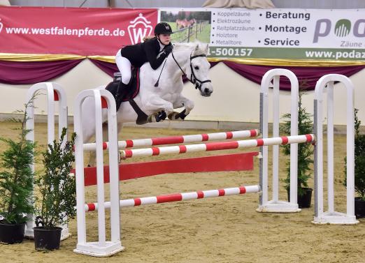 Foto: Jugendprüfungen sind Teil des CSI2* Damme am Wochenende und dann wird der Turnierdress gegen bunte Kostüme getauscht - Fotograf: Fotodesign Feldhaus