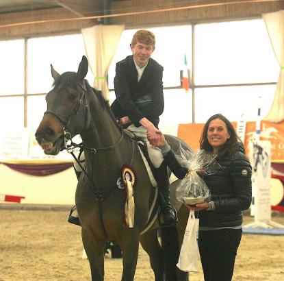 Foto: Stefanie Höcker, Geschäftsführerin des Reitsportzentrums Damme, gratuliert dem 17-jährigen Luke Gallager aus Irland, der seinen ersten internationalen Sieg überhaupt in Damme mit La Scala feierte - Fotograf: RZDamme