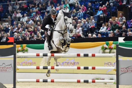 Foto: Lars Bak Andersen und Carrasco sind die Sieger im von Holsteiner Masters präsentierten Großen Preis von Schleswig-Holstein - Fotograf: Frieler