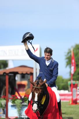 Foto: Gewann 2015 den Großen Preis und kommt mit Tochter Pheline und Sohn Hannes zurück nach Fehmarn - Dirk Ahlmann mit Quick Fire - Fotograf: Comtainment