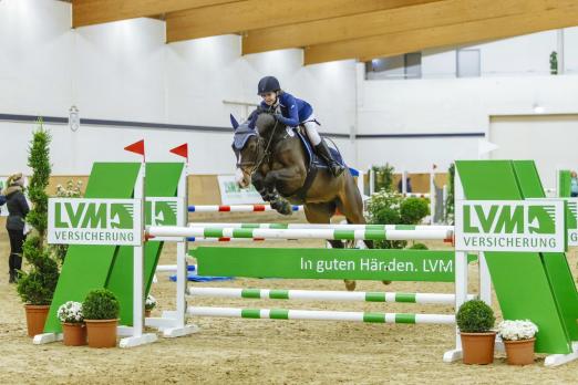 Foto: Naemi Lou Merz gelang 2017 mit Chijioke der Finalsieg im LVM Cup Springen - Fotograf: Stefan Stuhr