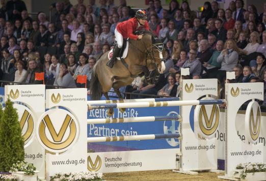 Foto: Siegte 2015 in Frankfurt im Großen Preis der Deutschen Vermögensberatung AG - Jörne Sprehe mit Luna - Fotograf: Stefan Lafrentz