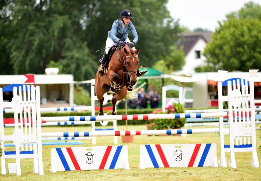 Foto: Der Holsteiner Landeschampion Casallantum mit Jennifer Fogh Pedersen auf dem Weg zum Titelgewinn - Fotograf: Janne Bugtrup