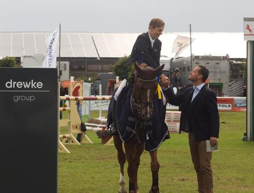 Foto: Premiere feierte der drewke Future Cup auf Fehmarn, wer folgt in Redefin auf Sieger Hannes Ahlmann, hier mit Cup-Initiator Alexander Drewke - Fotograf: Lucy Christensen