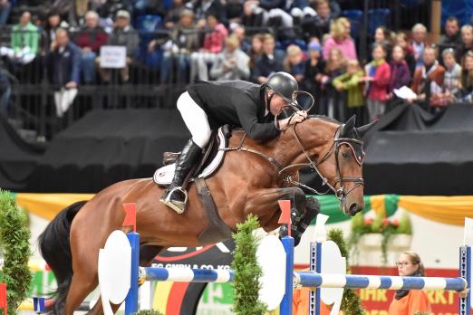 Foto: Jumpten in Kiel auf Platz eins in der ersten Qualifikation zum Großen Preis von Schleswig-Holstein - der Niederländer Robert Vos und Carat - Fotograf: Karl-Heinz Frieler