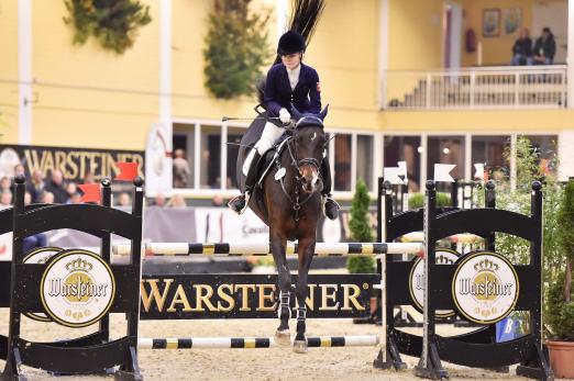 Foto: Lisa Zunder und Valmalou gewannen 2015 die Warsteiner Reitsport-Förderung beim nationalen Jugendturnier - Fotograf: Karl-Heinz Frieler