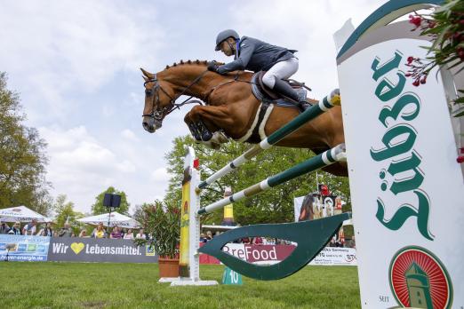 Foto: Heiko Schmidt gewinnt auf seinem Erfogshengst Chap das Championat von Lübz - Fotograf: Lafrentz