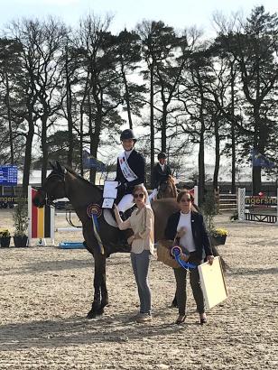 Foto: Mit Quanita den EY-Cup in Lanaken gewonnen - Laura Hetzel aus Goch mit Turnier-Organisatorin Judy Ann Melchior - Fotograf: privat/Hetzel