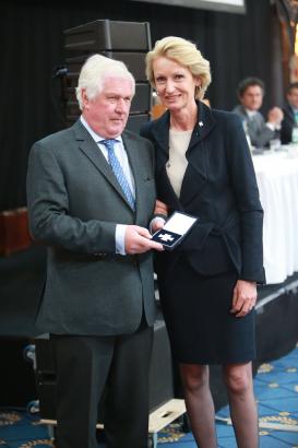 Foto: FN-Präsident Breido Graf zu Rantzau zeichnete Petra Wilm mit dem Deutschen Reiterkreuz in Silber für ihre langjährigen Verdienste aus - Fotograf: doma/ Züchterforum