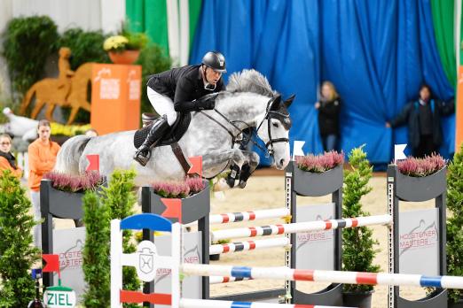 Foto: Däne gewinnt mit Holsteiner Pferd den Holsteiner Masters Zukunftspreis - Philip Loven und Lodovicus von Larimar - Fotograf: Karl-Heinz Frieler